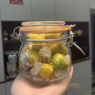What Are The Advantages Of Glass Storage Jars With Airtight Silicone Lids？
