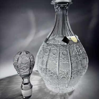 Why Do Glass Decanters Enhance Wine Aeration Before Serving？